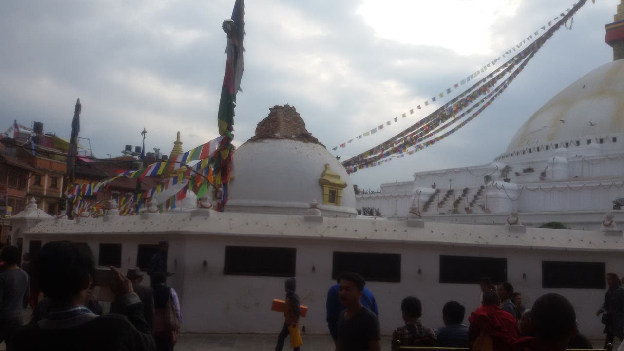 Eine Nebenbau der Stupa ist zerstört.