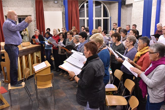 Armin Bachmann beim Proben mit dem Ad-hoc-Chor in der Pfarrschür in Wolfwil.