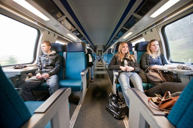 SBB-Reisende in einem Intercity-Zug.