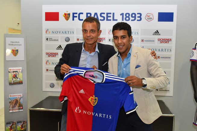 FCB-Spieler Ahmed Hamoudi bei seiner Vorstellung zusammen mit Präsident Bernhard Heusler