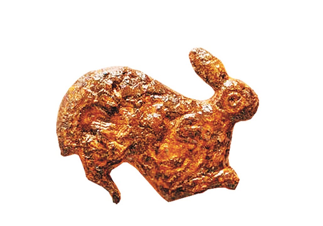 Die Hasenfibel aus römischer Zeit: Auf dem Leib der Häsin sind zwei kleine Hasen vertieft modelliert, die wahrscheinlich damals aus buntem Material geformt waren.