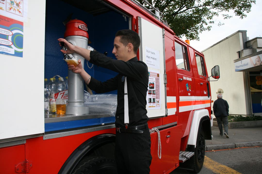 Stefano Petrella zapft Bier vom Hydranten