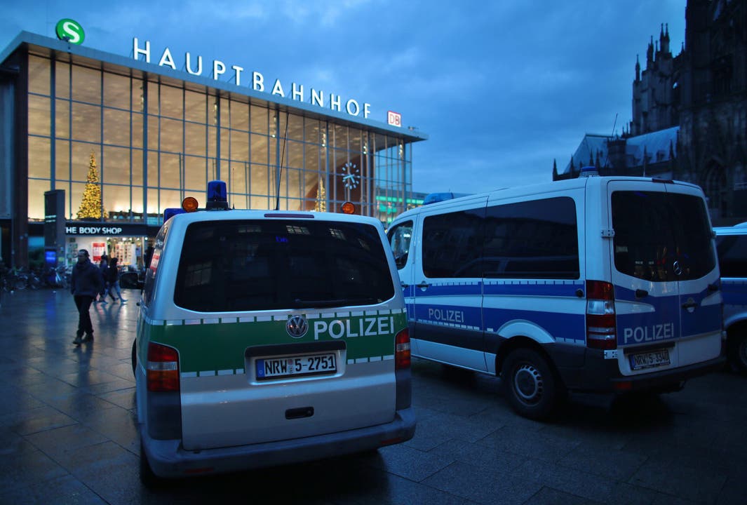 Nach den Attacken am Kölner Bahnhof an Silvester hat die Polizei drei Personen verhaftet.