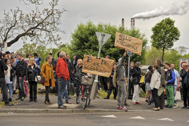 Anwohner protestieren am Eröffnungstag der neuen «Ideal Org» an der Burgfelderstrasse gegen Scientology. (Archiv)
