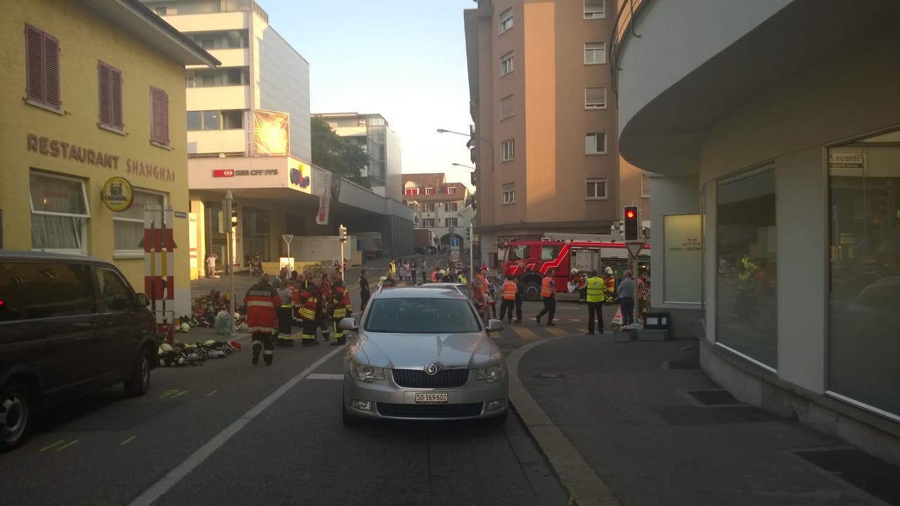 Das Feuer ist gelöscht: Der Sammelplatz der Feuerwehr bei der Kreuzung Neuhardstrasse/Unterführungstrasse.