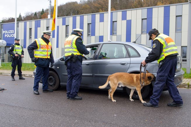 Einheiten der deutschen Bundespolizei kontrollieren ein Fahrzeug an der Grenze zu Frankreich..jpg