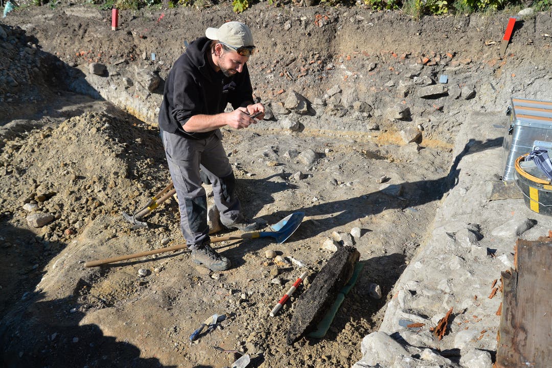 Archäologe Fabio Torloti hat den Pfosten ausgegraben und dokumentiert ihn