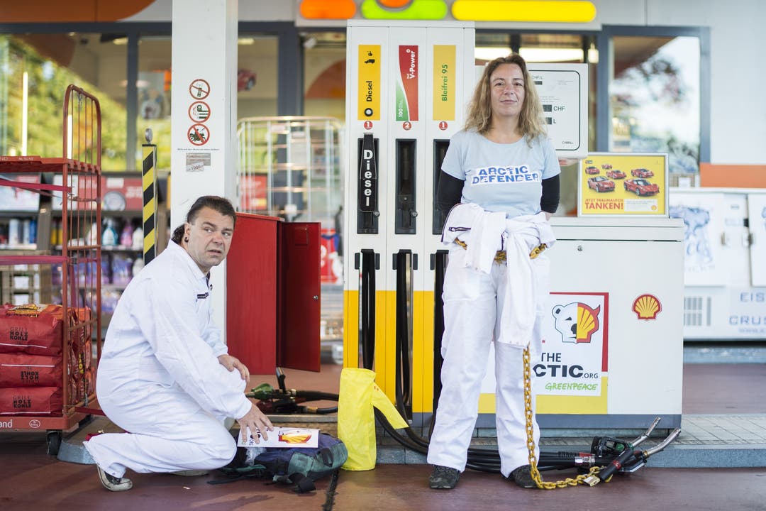 Greenpeace-Aktivisten blockieren seit den frühen Morgenstunden sämtliche zehn Shell-Tankstellen in Zürich.