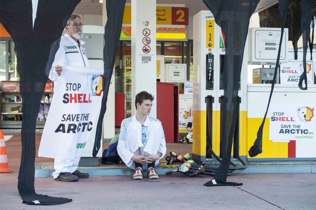 Aus Protest gegen Bohrnpläne: Greenpeace blockiert alle Shell-Tankstellen