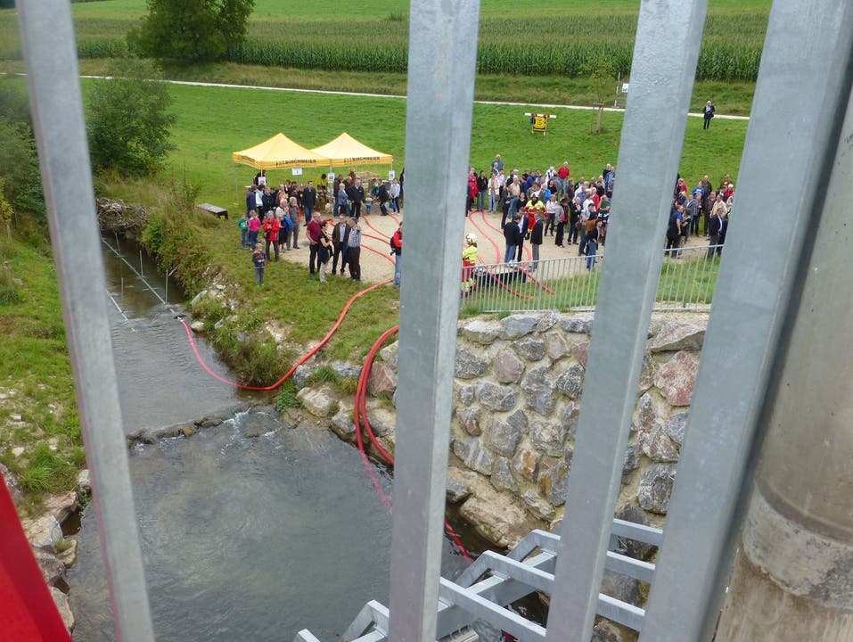 Die Festgemeinde bei der Einweihung des Hochwasser-Rückhaltebeckens in Ehrendingen