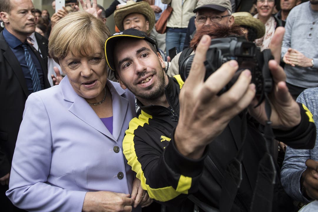 Merkel gibt sich volksnah: Ein Selfie mit der Kanzlerin