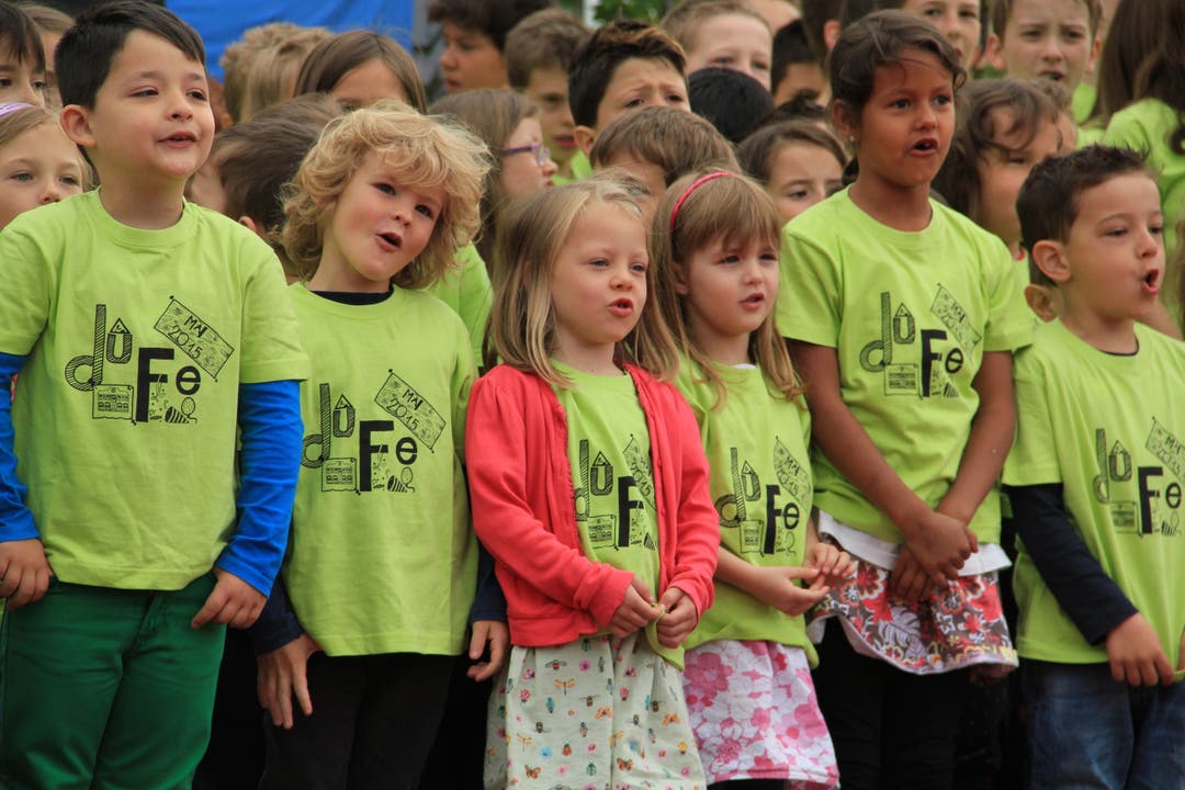 Voller Inbrunst singen die Schüler ihr Lied und feiern damit die Eröffnung ihres neuen Schulhauses