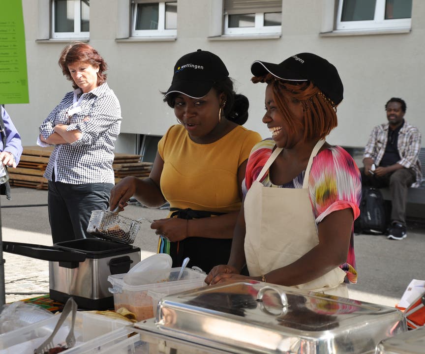 Ruby Baumann scherzt mit ihrer Kollegin am Essenstand von Ghana
