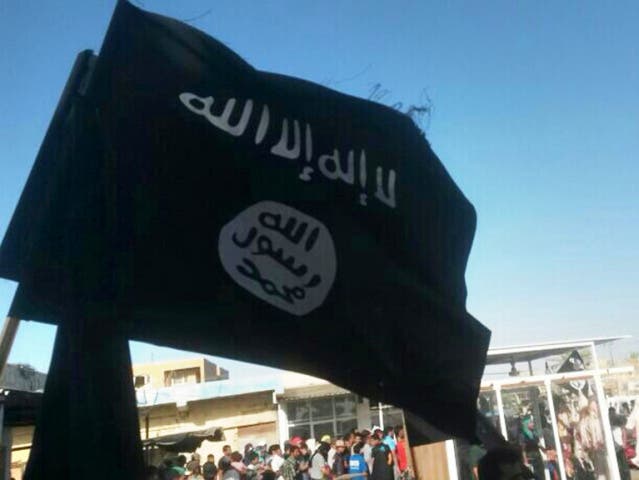 Dschihadisten schwenken eine IS-Flagge