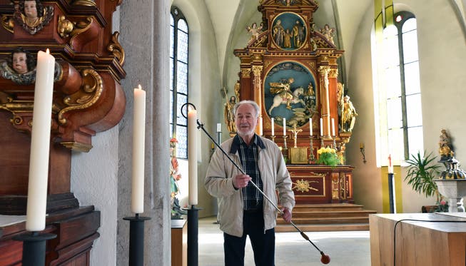 Franz Kissling zündet Kerzen in der katholischen Kirche in Oensingen an. Auch das gehört seit 50 Jahren zu seinem Dienst.