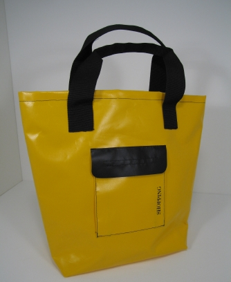 Die gelbe Einkaufstasche ist aus neuer Kunststoffblache.