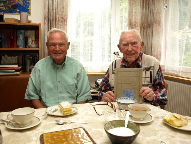 Thomas Gutermann (links) und Karl Frey mit dem Heft seiner ersten persönlichen Wetteraufzeichnungen von 1927, unterhalten sich bei ihren Treffen in alter Freundschaft über Erinnerungen, Wetter und Klimawandel. hub