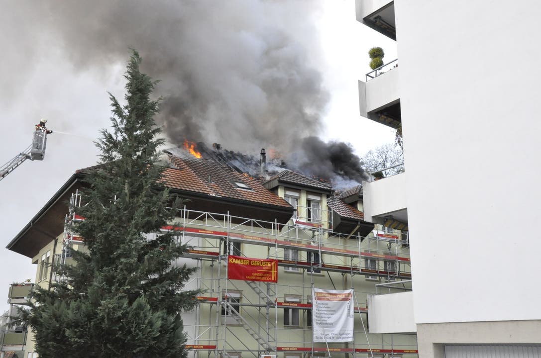 In einem Mehrfamilienhaus in Hägendorf ist am Freitagmorgen der Dachstock in Brand geraten.