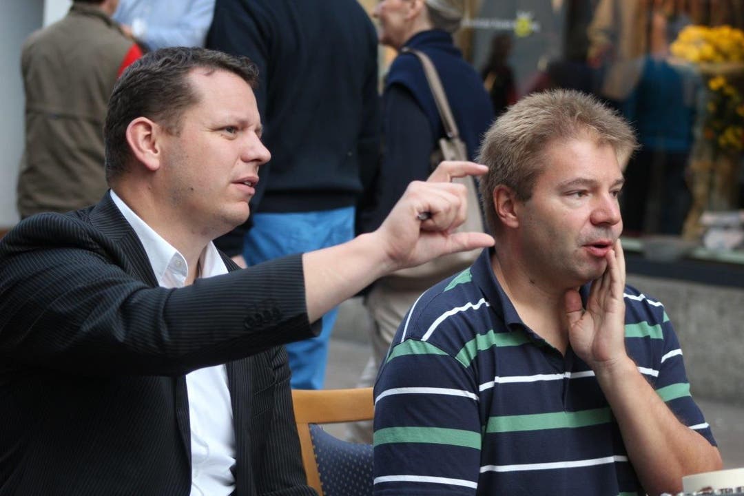 Valentin Sacher (links) Leiter der Musikschule Rheinfelden Kaiseraugst beim Soundcheck in der Marktgasse .