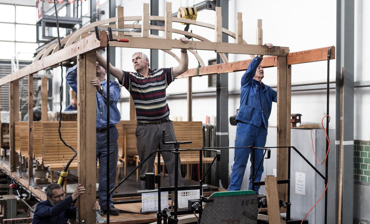 Furkabahn: In der Werkstatt Aarau sind Fronarbeiter an der Endmontage für ein historisches Fahrzeug