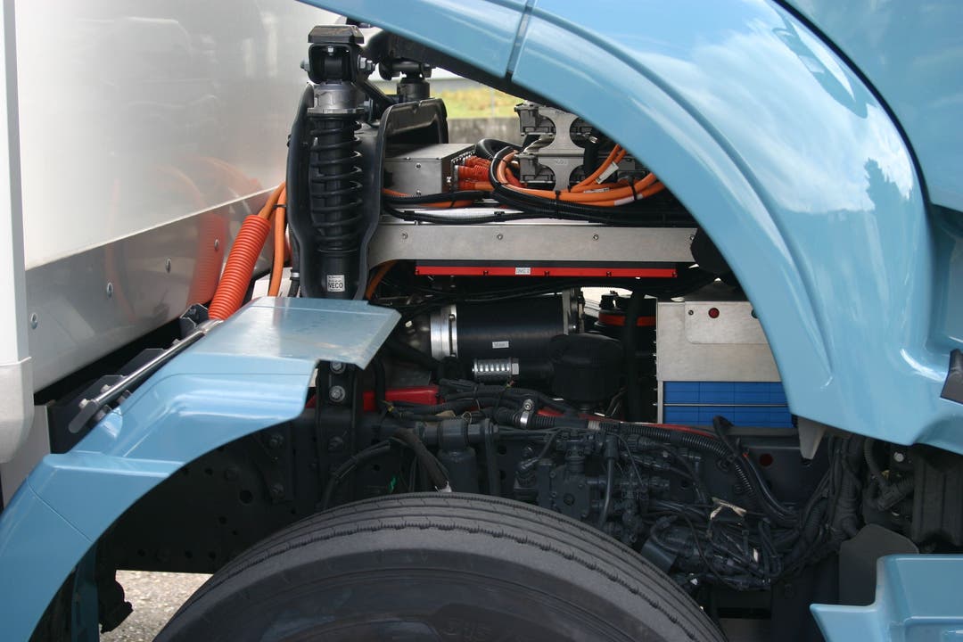 Unter der Führerkabine, wo normalerweise der Motor ist, befindet sich die Schnittstelle von Batterie und Führerkabine.