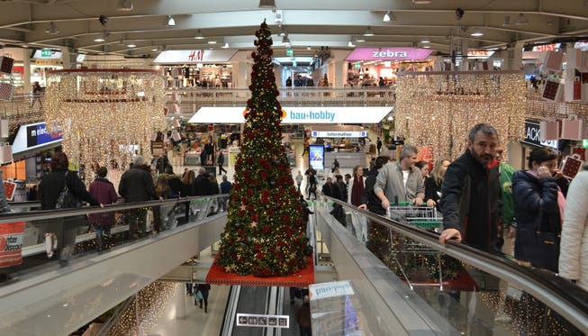 Selbst der weihnachtlich geschmückte Baum ist Werbung: Am 26. Dezember wird dem Konsum gefrönt.