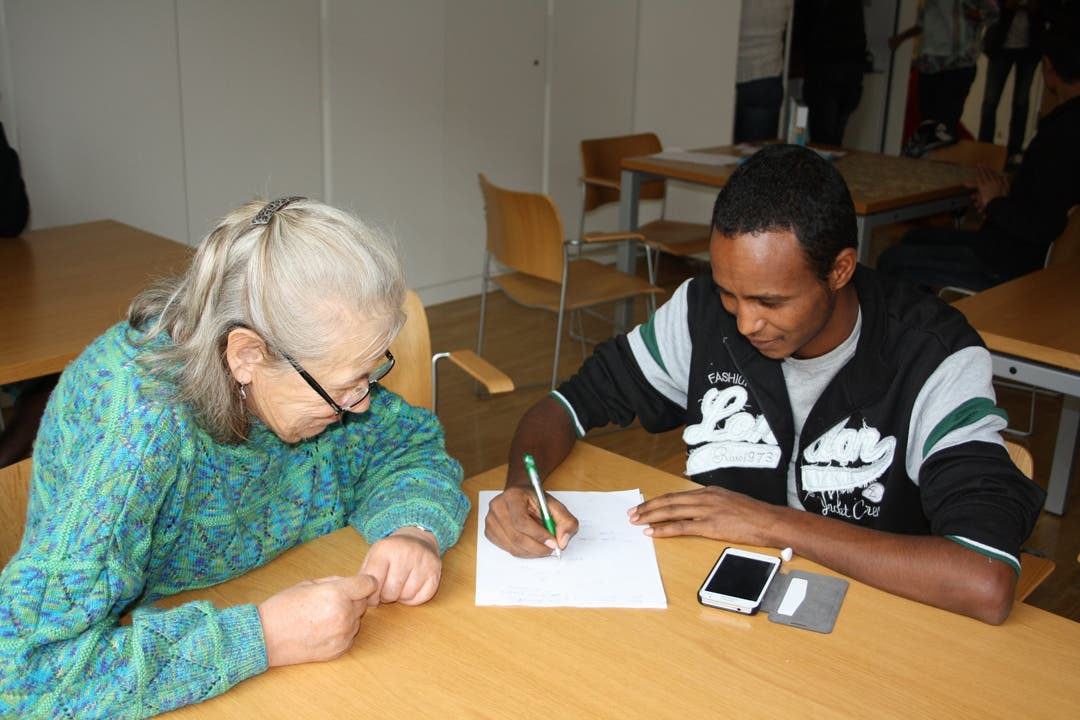 Auch dieser junge Mann lässt sich von einer freiwilligen Helferin beim Deutsch lernen unterstützen
