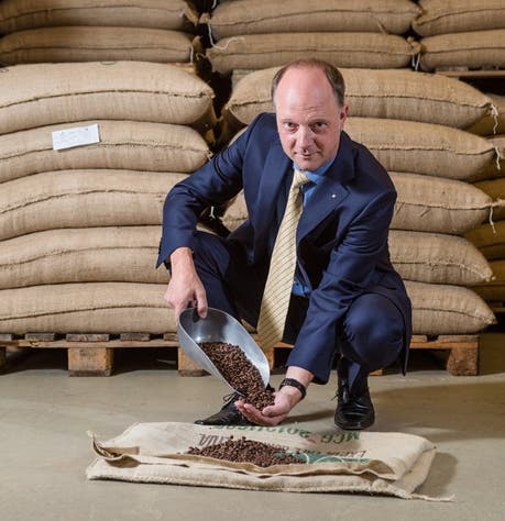 Umgeben von Rohkaffeesäcken zeigt Christian Klose geröstete Kaffeebohnen. Er arbeitet seit 15 Jahren für die Firma Graf Kaffee.