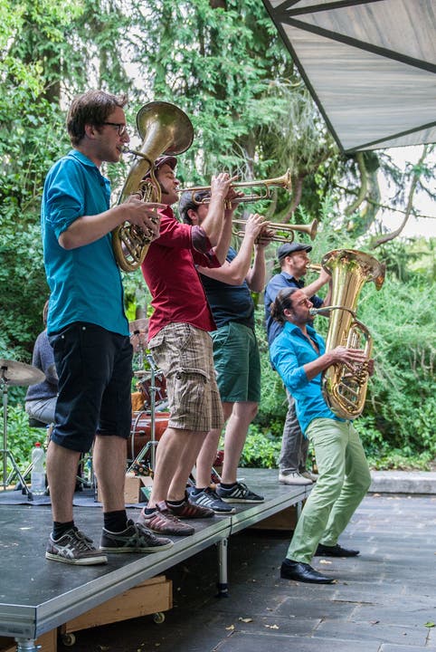 Mit enormer Spielfreude begeisterte das Molotow Brass Orkestar die Zuschauer im Park der Villa Boveri