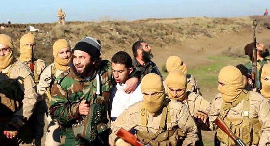 Die IS-Kämpfer mit dem gefangen genommenen Kampfjetpiloten.