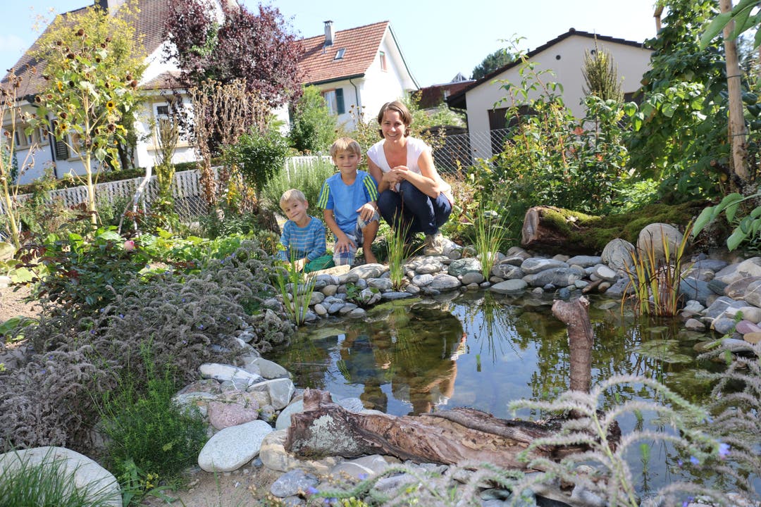 Brigitte Schmon und ihre beiden Söhne Gabriel und Oliver (mitte) sind stolz auf den ersten Platz in der Kategorie Nutz- und Wildgärten. (zvg)