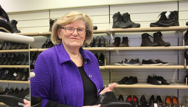 Annemarie Graf in ihrem Schuhhaus am Neumarktplatz in Brugg. Ende Woche übergibt sie das Geschäft nach 30 Jahren ihrer Nachfolgerin.