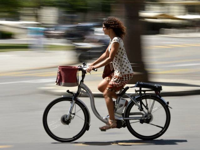 Eine E-Bike-Fahrerin in Genf.
