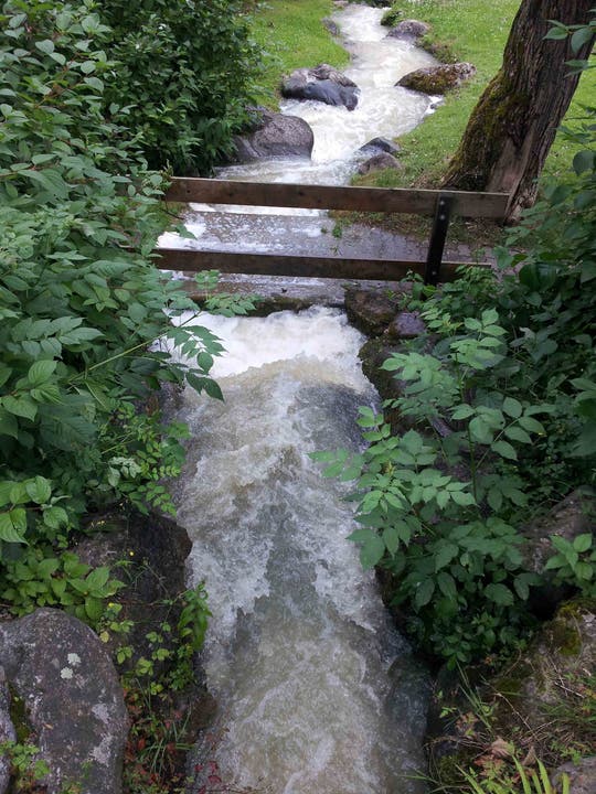 Der Abfluss Marmoriweiher nach dem Gewitter vom Sonntag. Bild von Lesereporter Ursi Walpen