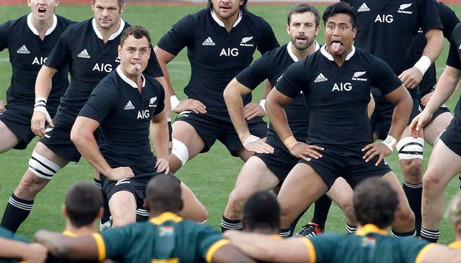Neuseeland (in schwarz) tanzt wieder den Haka. Der Inselstaat geht als Titelverteidiger in die Rugby-WM in England.