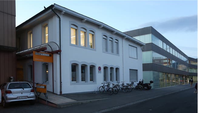 Seit Oktober 2014 Standort der neuen Regionalen Kleinklasse Olten: Eine kantonale Liegenschaft an der Von-Roll-Strasse 24 in der Oltner «Bildungsstadt Bifang», direkt neben dem Fachhochschul-Neubau (rechts).