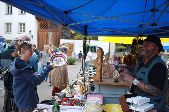 Marktfahrer Heinz Mahler (r.), von allen «Gözi» genannt, freut sich über die guten Geschäfte am Flohmarkt.