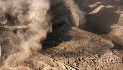 Bilder von den Verunreinigungen gibt es nicht. Der Zementstaub dürfte aber ähnlich wie in dieser nepalesischen Zementfabrik aufgewirbelt worden sein. (Symbolbild)