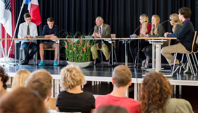 S.Exc. M. René Roudaut, französischer Botschafter in der Schweiz, stellt sich den Fragen der Schülerinnen und Schüler des Gymnasiums am Münsterplatz.