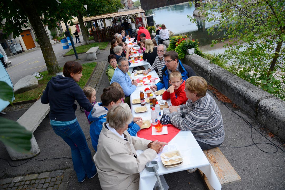 An der Schiffländte in Büren traf man sich zum gemeinsamen Fest bei Risotto.