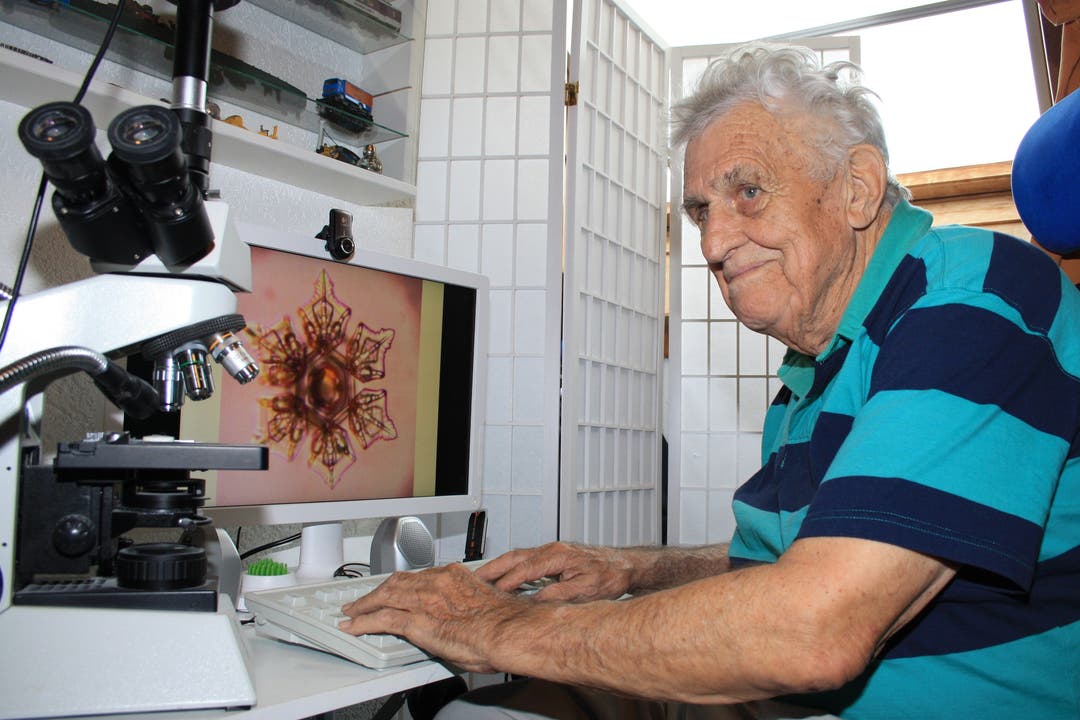 86-jähriger Elektroingenieur fotografiert Wasserkristalle in der Wohnung
