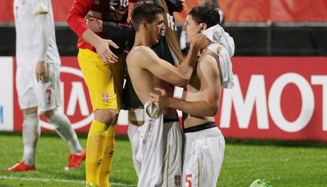 Milos Veljkovic (rechts) umarmt nach dem U20 WM-Titel einen Teamkollegen.