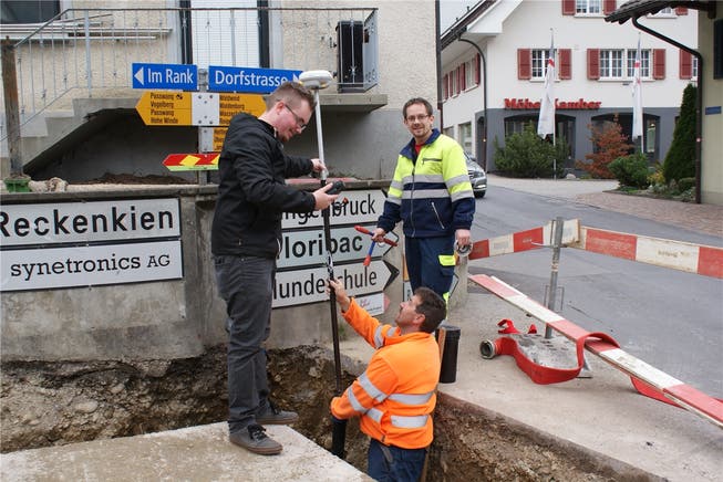 Remo Hunziker mit Geometer und Bauführer auf der Baustelle.