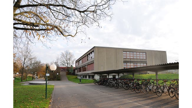 Beim Bez-Schulhaus Klingnau könnte ein Anbau zusätzlichen Schulraum schaffen.