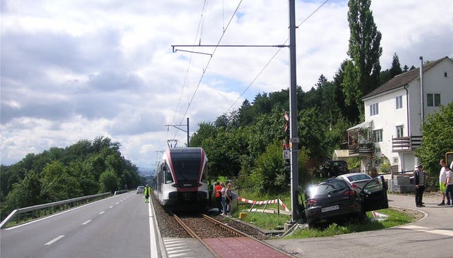 Das Unfallbild von 2014 zeigt das Auto (schwarz), das von rechts nahte und mit dem Zug kollidierte. Der Bremsweg des Zuges betrug danach noch 74,5 Meter. zVg