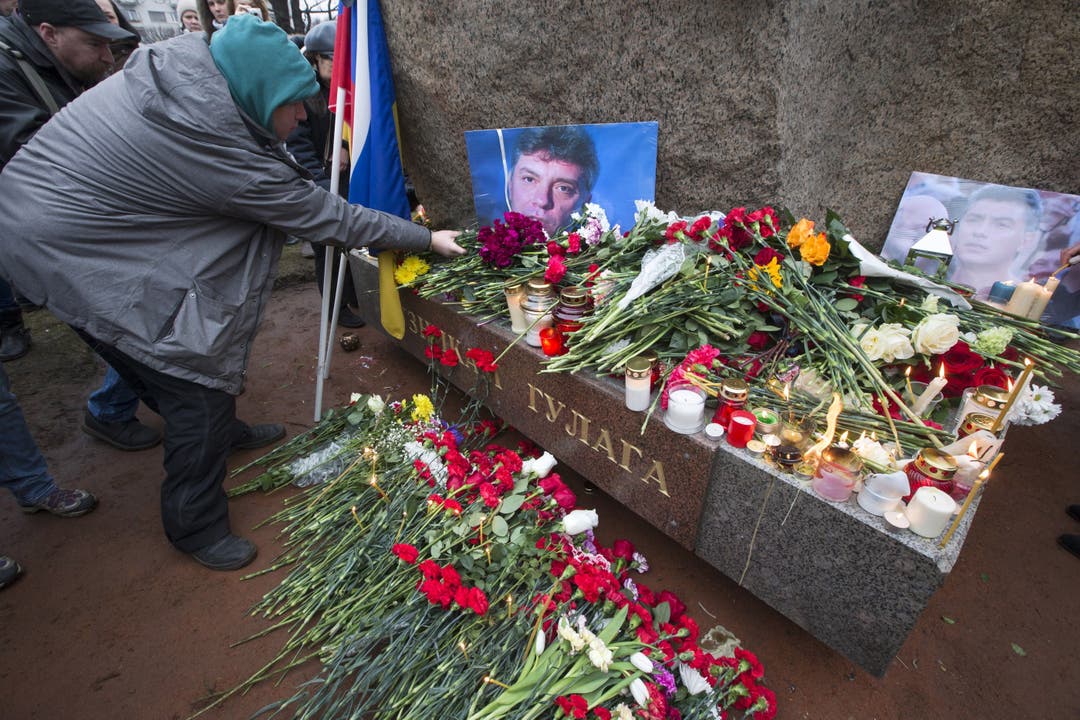 Frauen legen Blumen nieder für Boris Nemzow.
