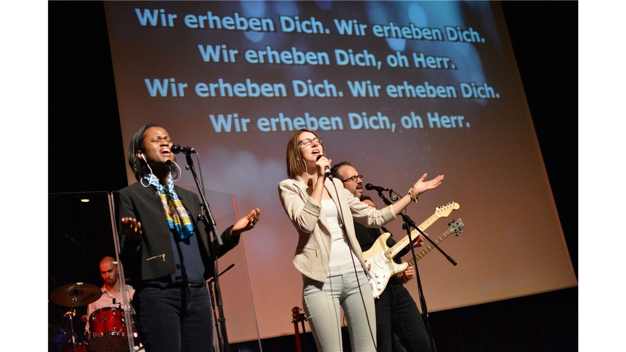 Mit funkigen Tunes und heiligen Lyrics heizt die Allianz-Band den 700 Gläubigen im Tägi Wettingen ein.