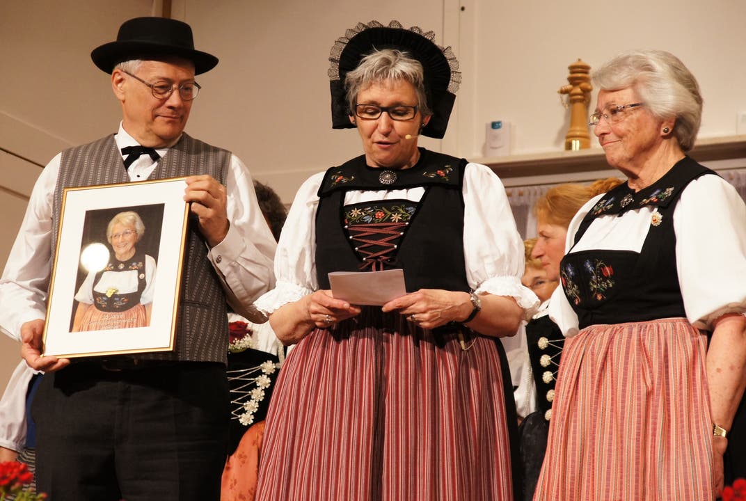 Seit 1990 singt Ursula Steiner (r ) im gemischten Trachtenchor im Sopran Jetzt wurde sie zur eidgenössischen Veteranin ernannt