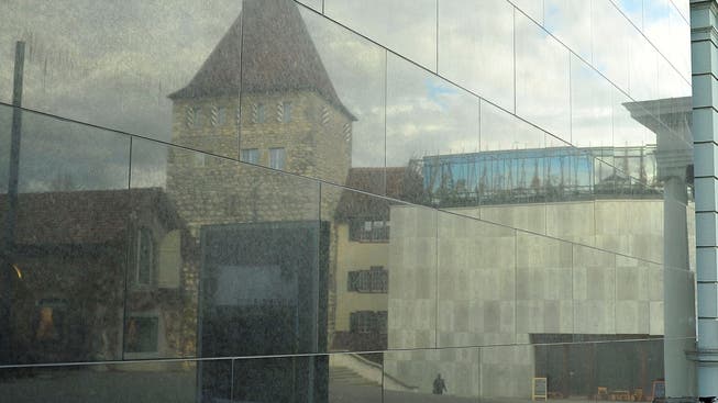 Alt und Neu vereint: Das Aarauer Stadtmuseum spiegelt sich in der Fassade des Kultur- und Kongresshauses – und in den Aarauer Neujahrsblättern 2016
