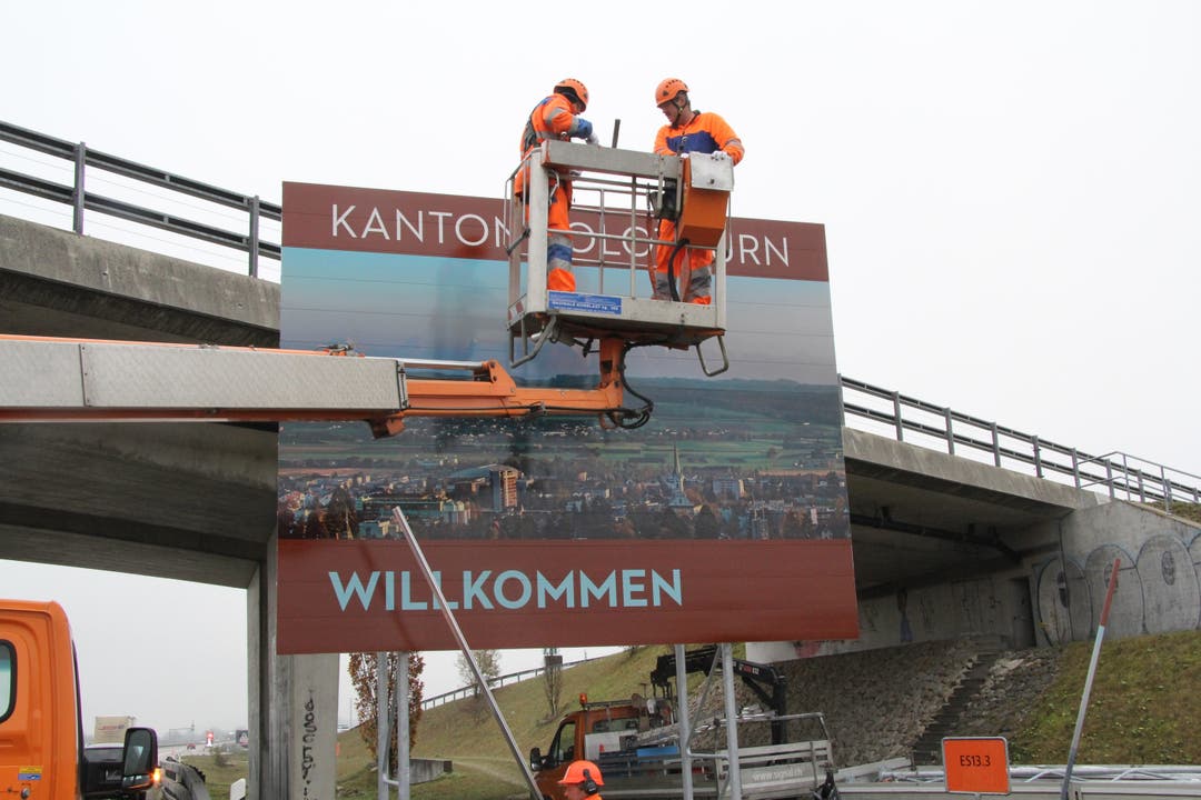 Autobahntafeln «Kanton Solothurn, Willkommen» werden installiert